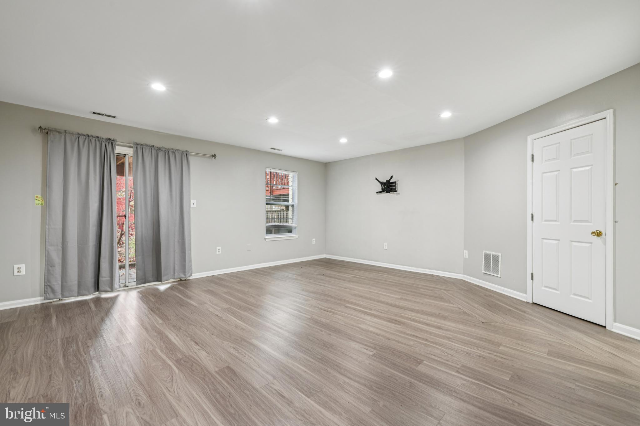 VALLEY STREAM ESTATES - Residential