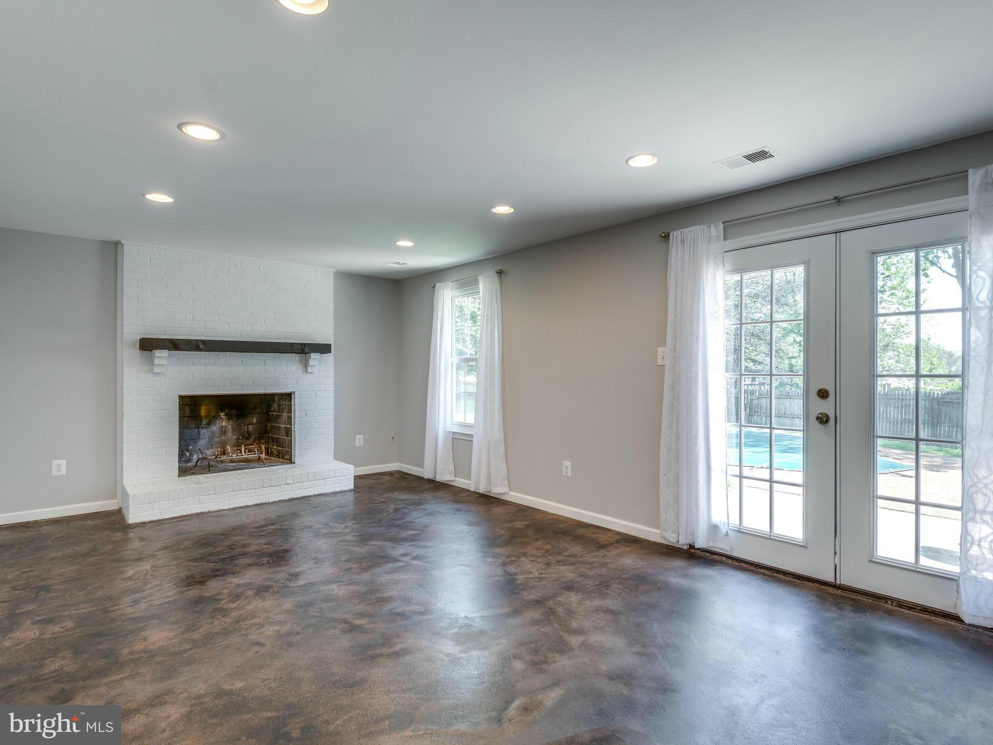 CRESTBROOK - Residential