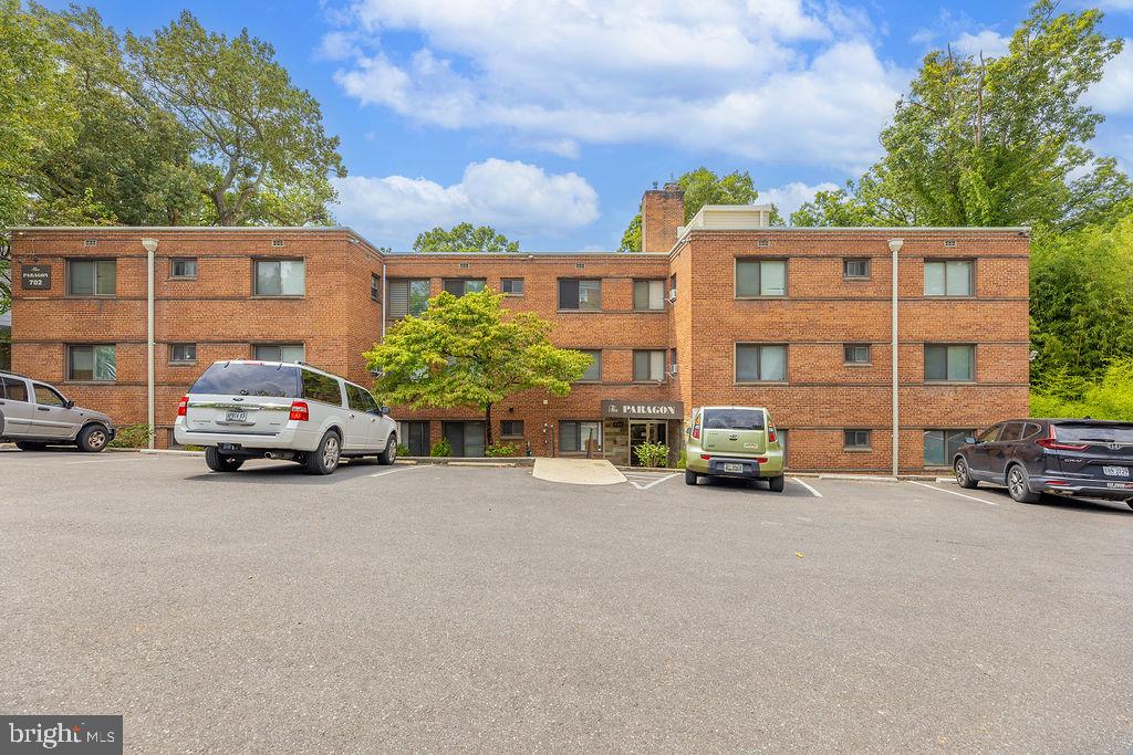 702 Chaney Drive is an apartment located in Montgomery County. This sunny 2 Bed 1 Bath has a newly renovated kitchen, hardwood floors throughout and walk-in closet in master bedroom. The large windows inside the living space and bedroom allow ample sunlight to enter inside the home.
Apply today to secure your new home!!
Important Facts:
Less than ¼ mile away from Sligo Creek Park.
The tenant is responsible for electric through Pepco.
Parking onsite at monthly charge of $50
Pet-Friendly - cats and small dogs
Laundry Facilities on site.
Non-smoking building
