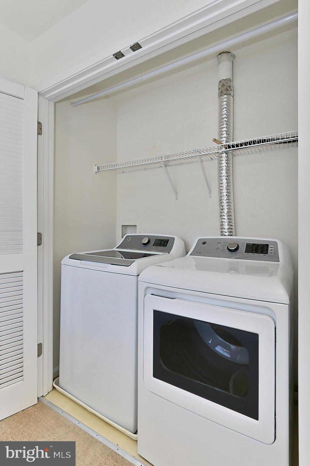 SIGNATURE AT BROADLANDS - Residential Lease