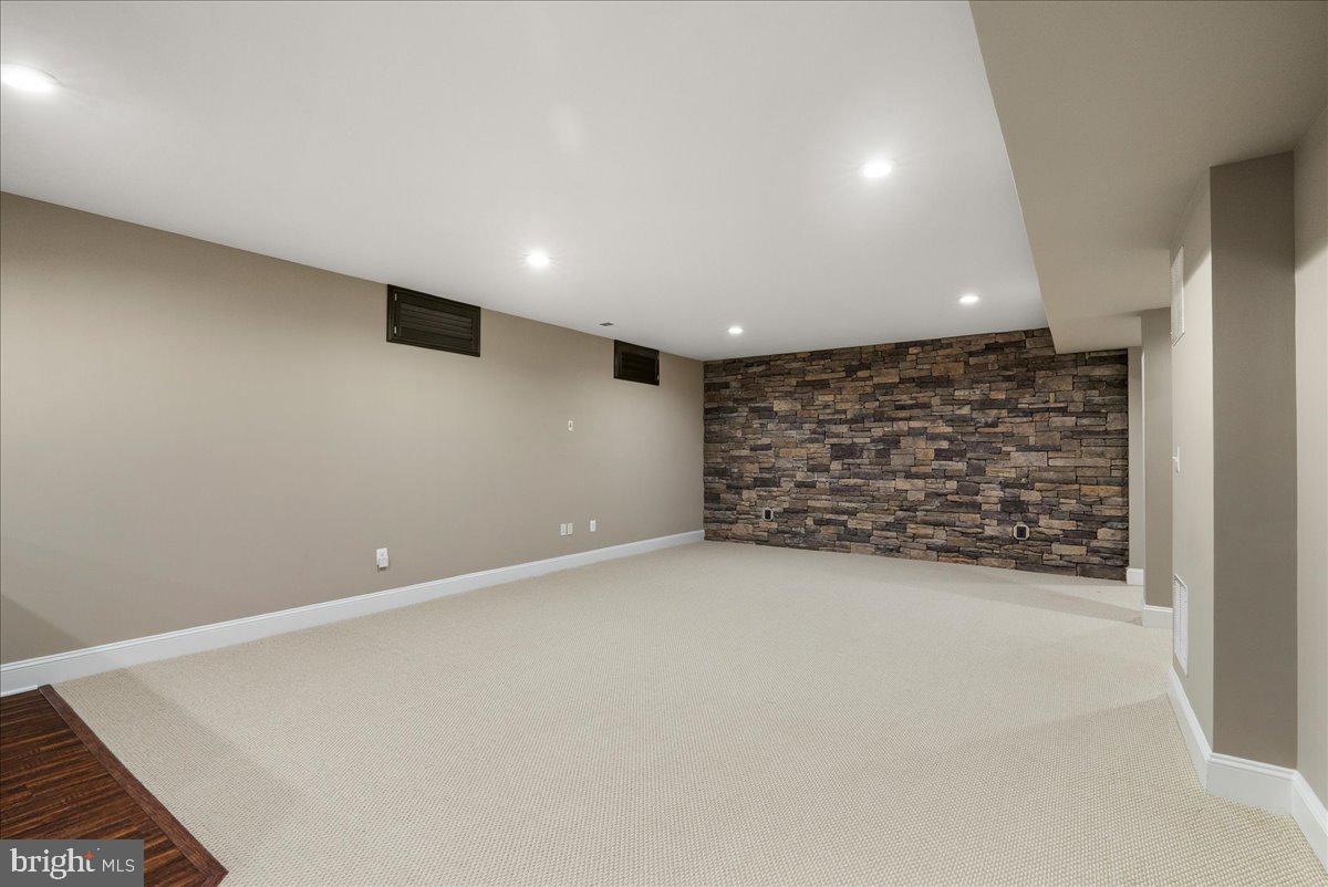 DAWSON'S CORNER - Residential