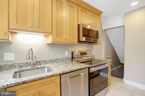Townhouse For Rent - 3267 S Stafford Street<br/> ARLINGTON, VA 22206