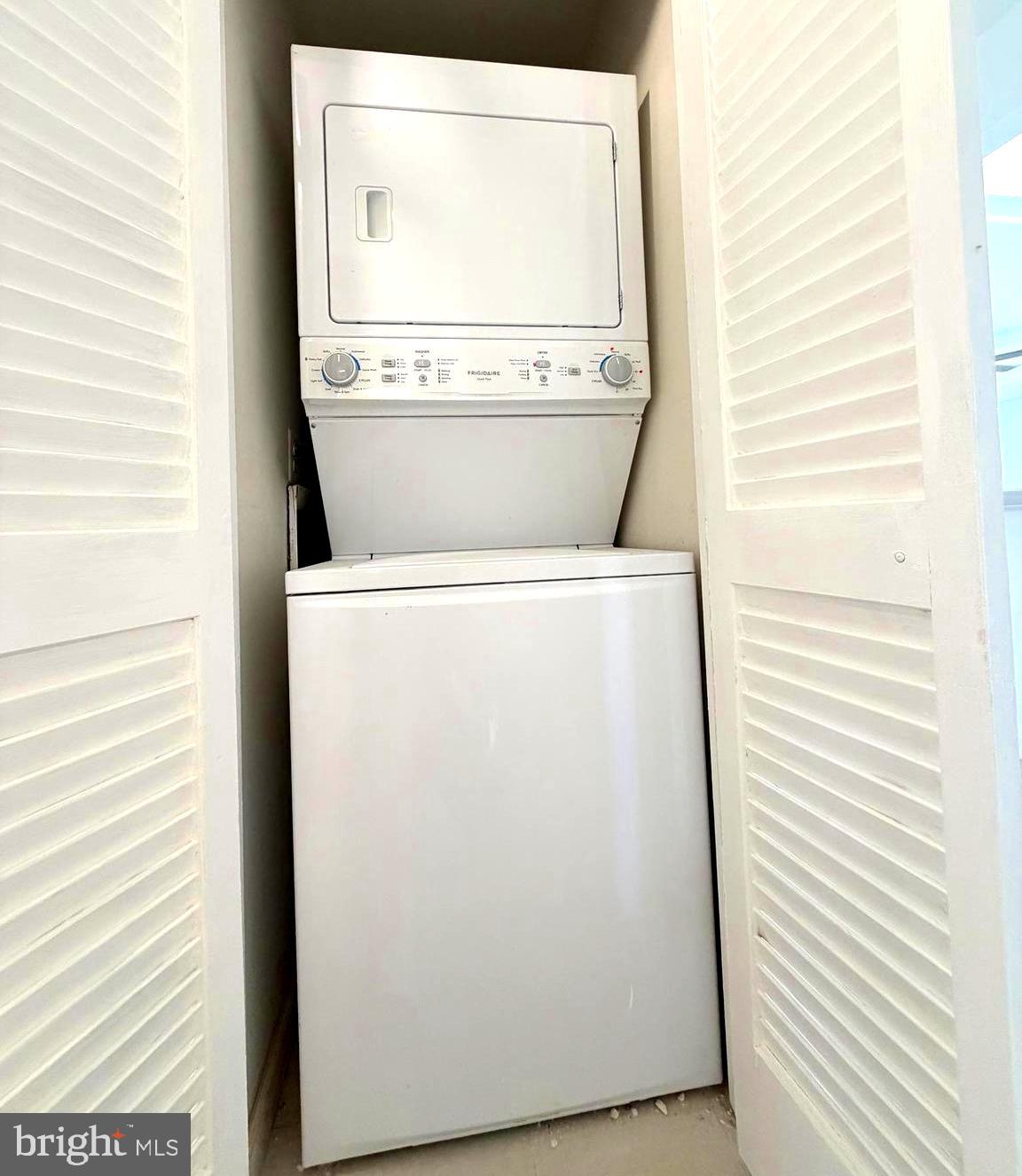 HUNTLEY SQUARE CONDOMINIUMS - Residential