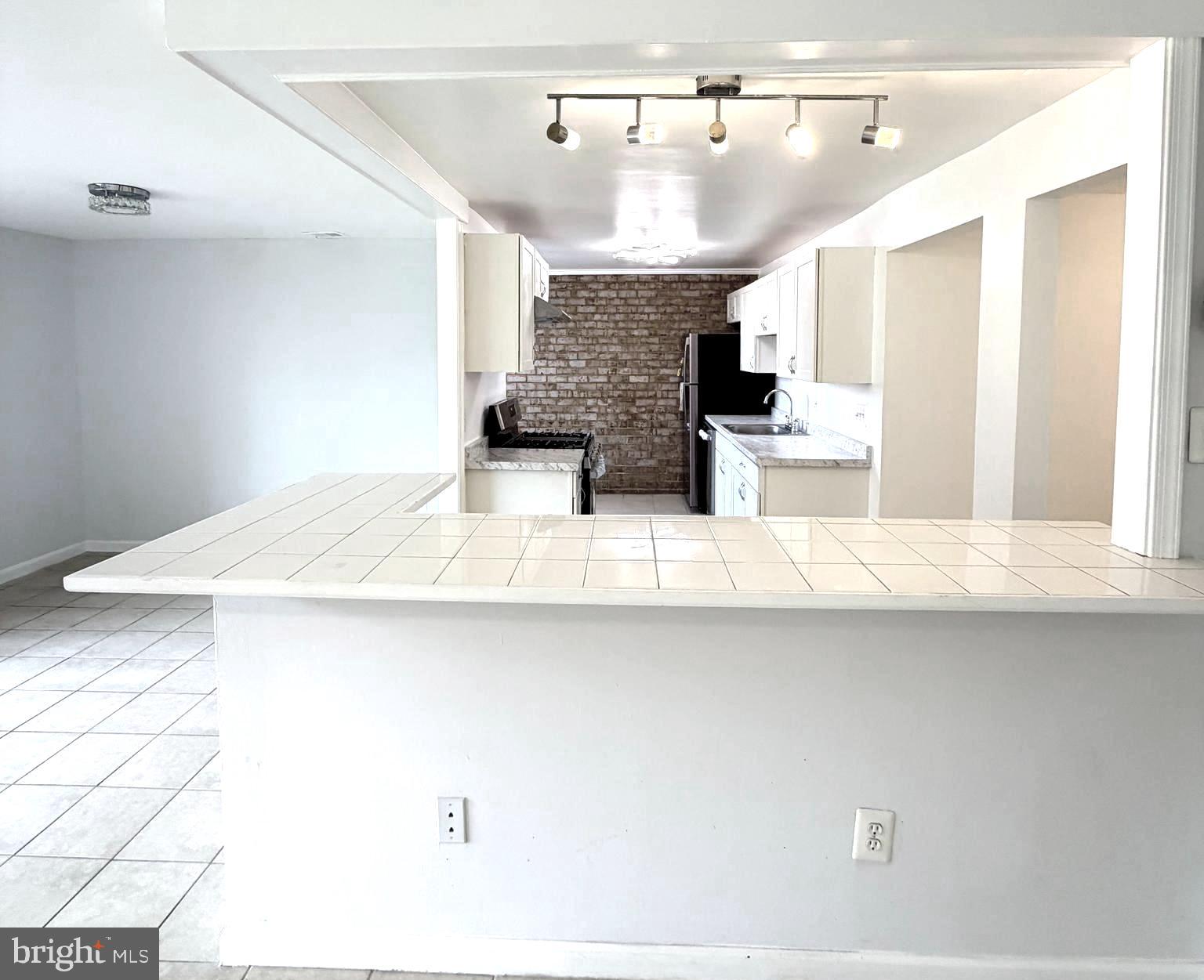 HUNTLEY SQUARE CONDOMINIUMS - Residential