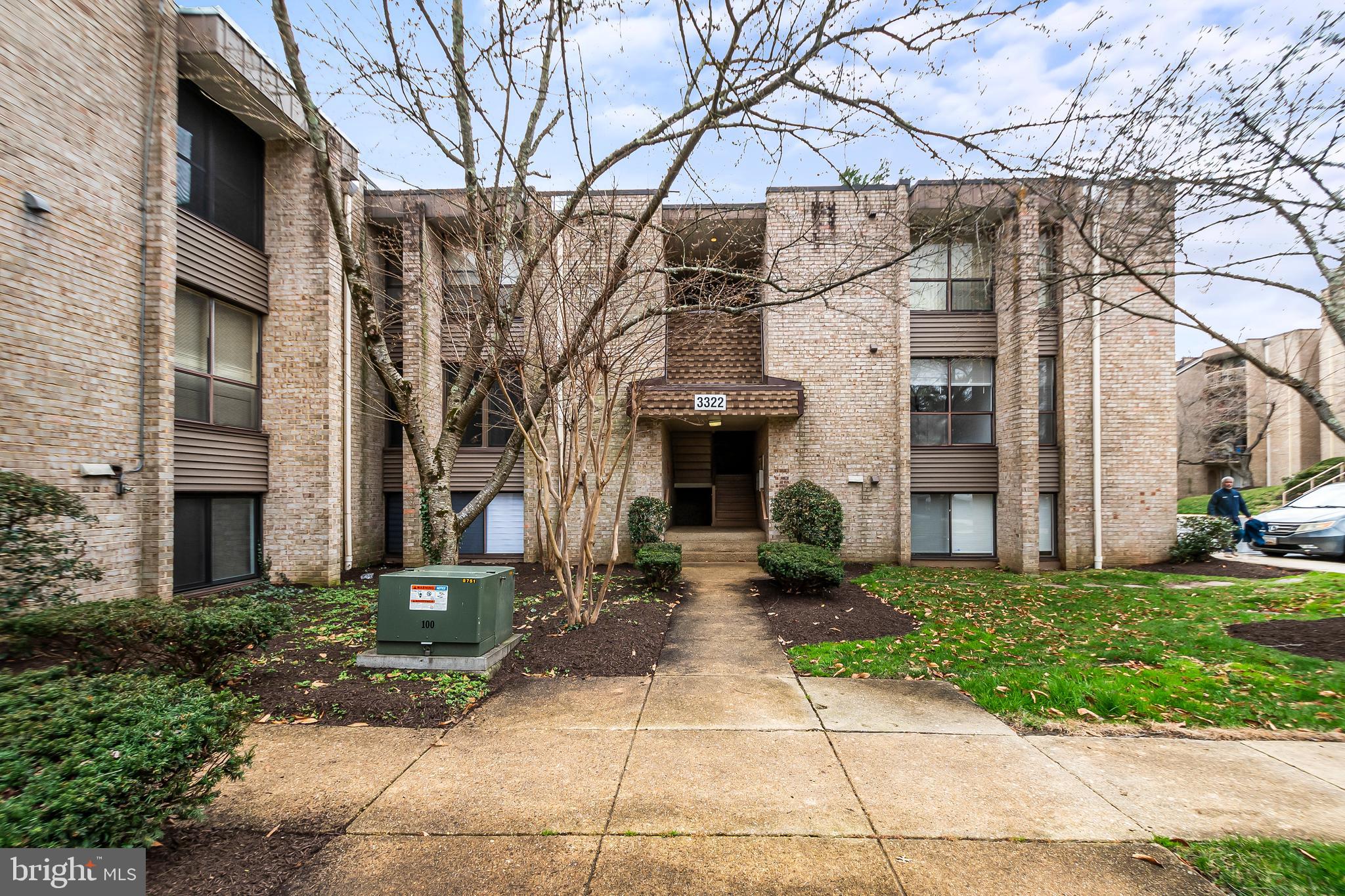 HUNTLEY SQUARE CONDOMINIUMS - Residential