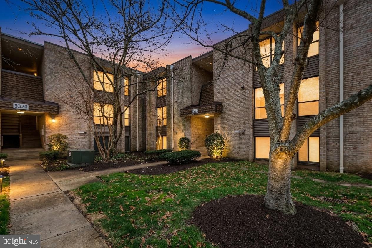 HUNTLEY SQUARE CONDOMINIUMS - Residential