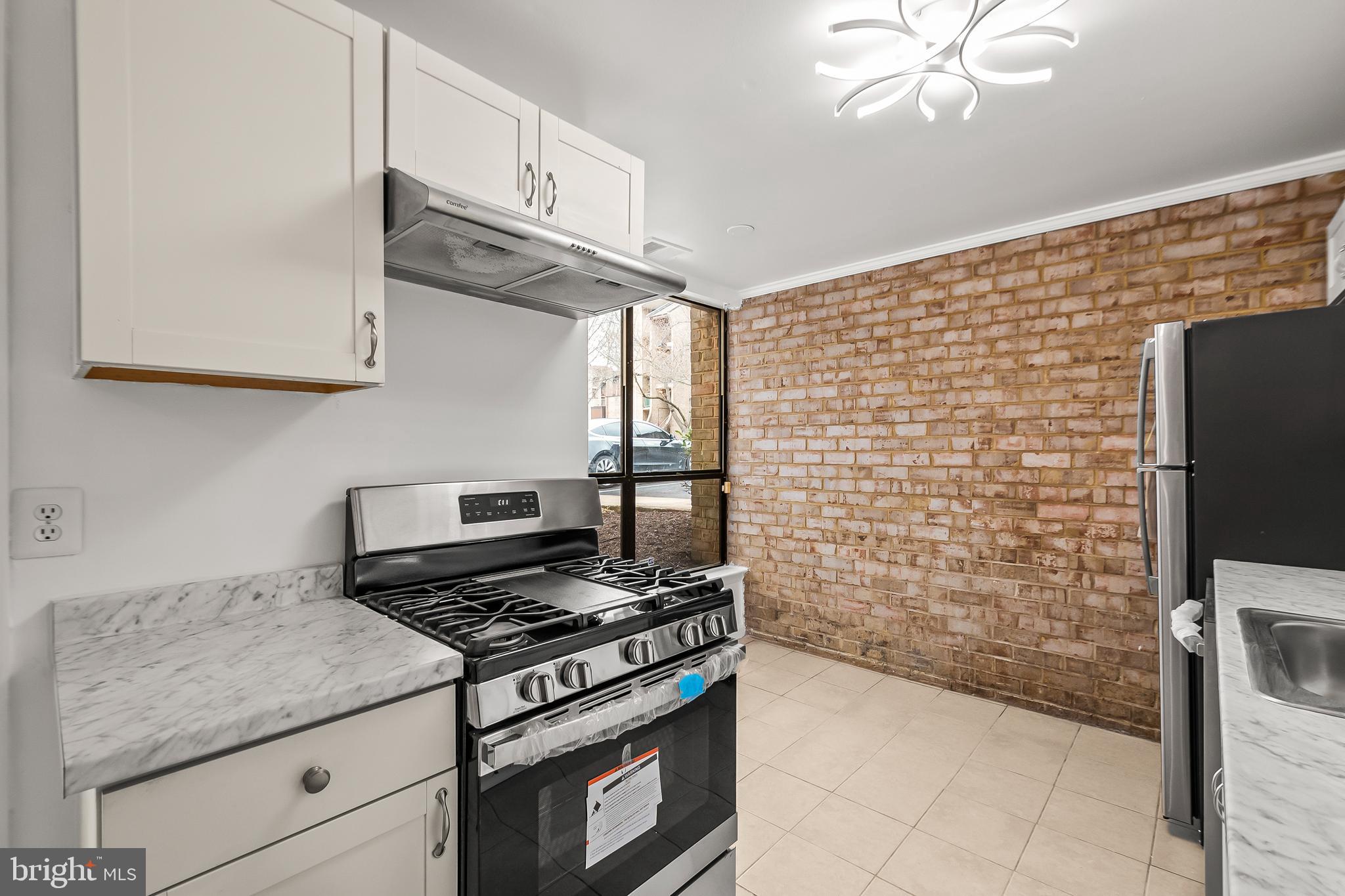 HUNTLEY SQUARE CONDOMINIUMS - Residential