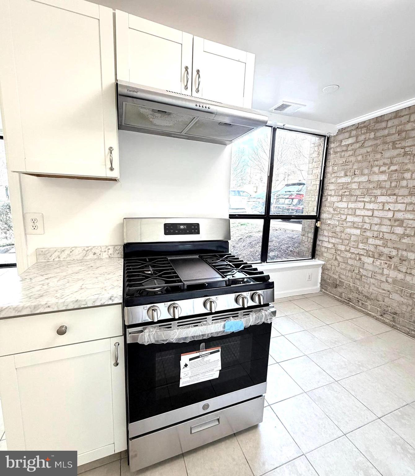 HUNTLEY SQUARE CONDOMINIUMS - Residential