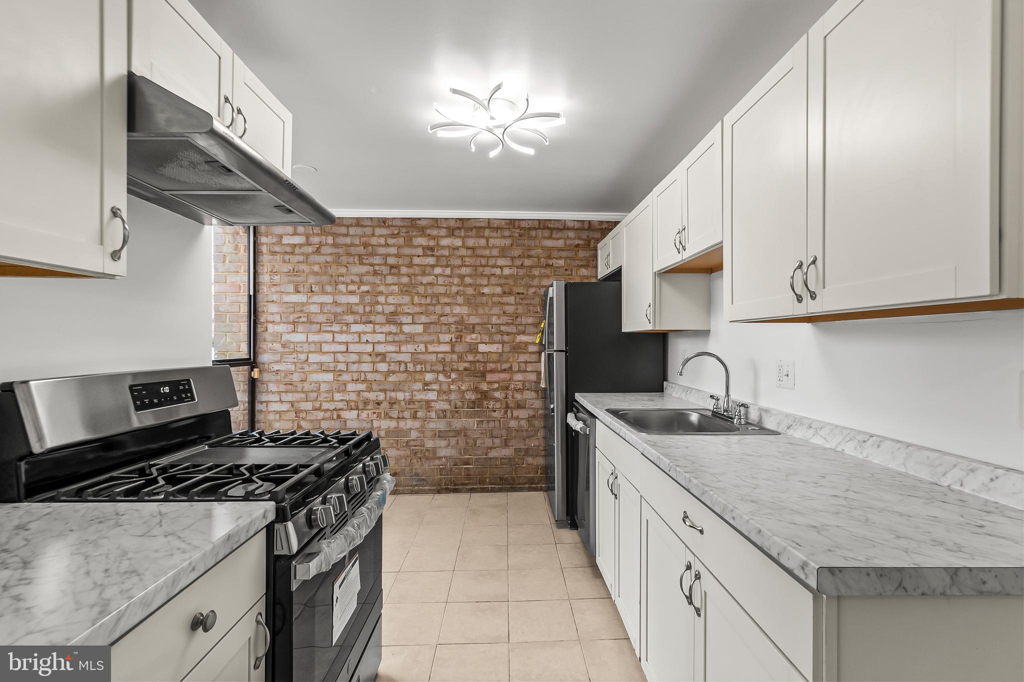 HUNTLEY SQUARE CONDOMINIUMS - Residential