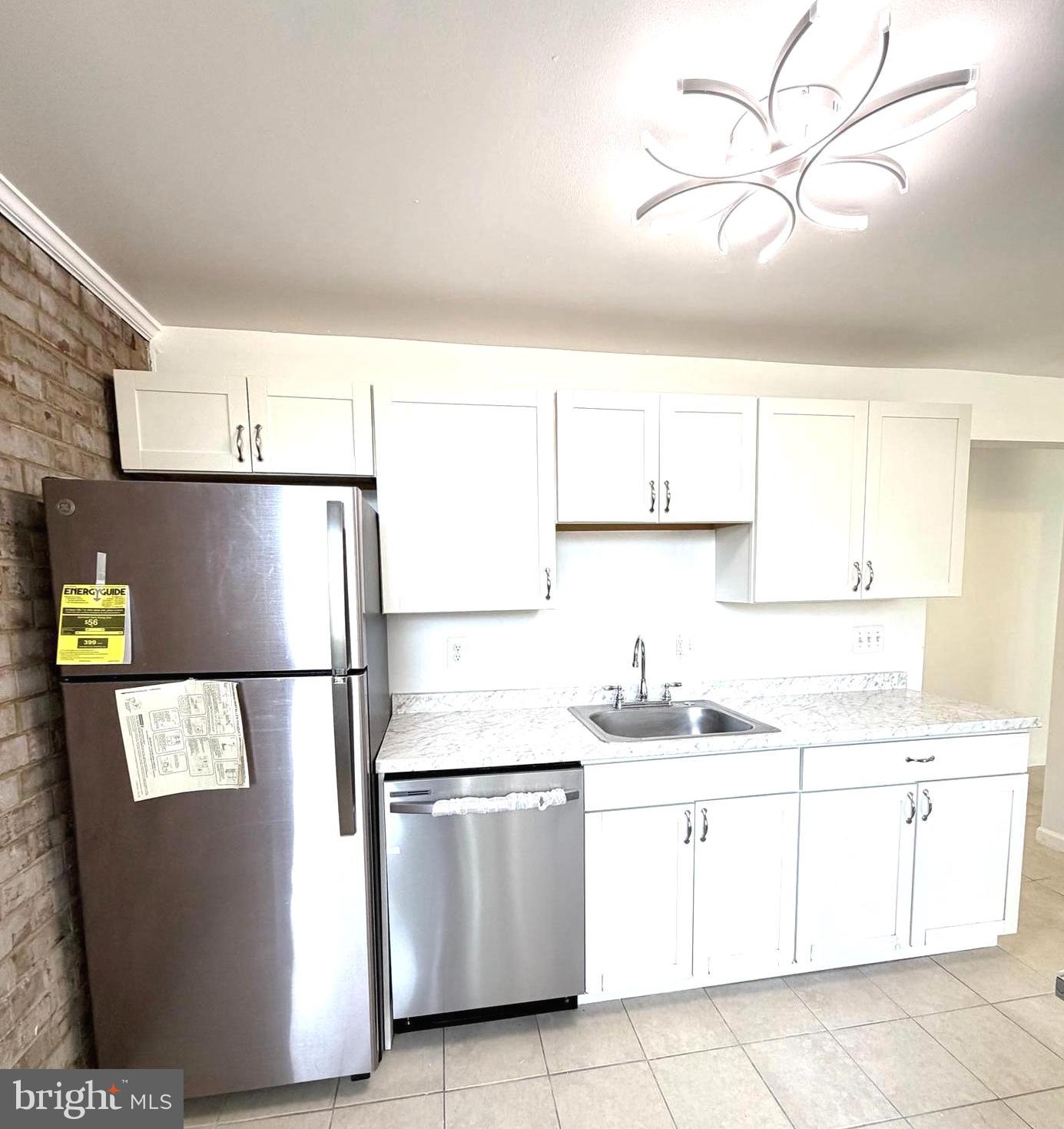 HUNTLEY SQUARE CONDOMINIUMS - Residential