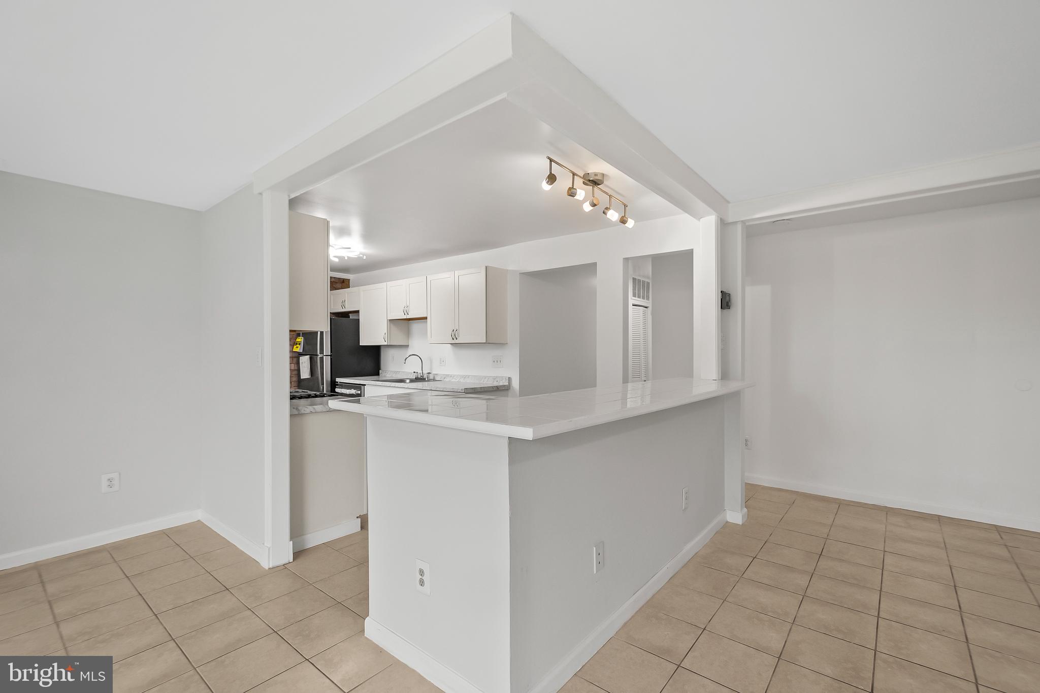 HUNTLEY SQUARE CONDOMINIUMS - Residential