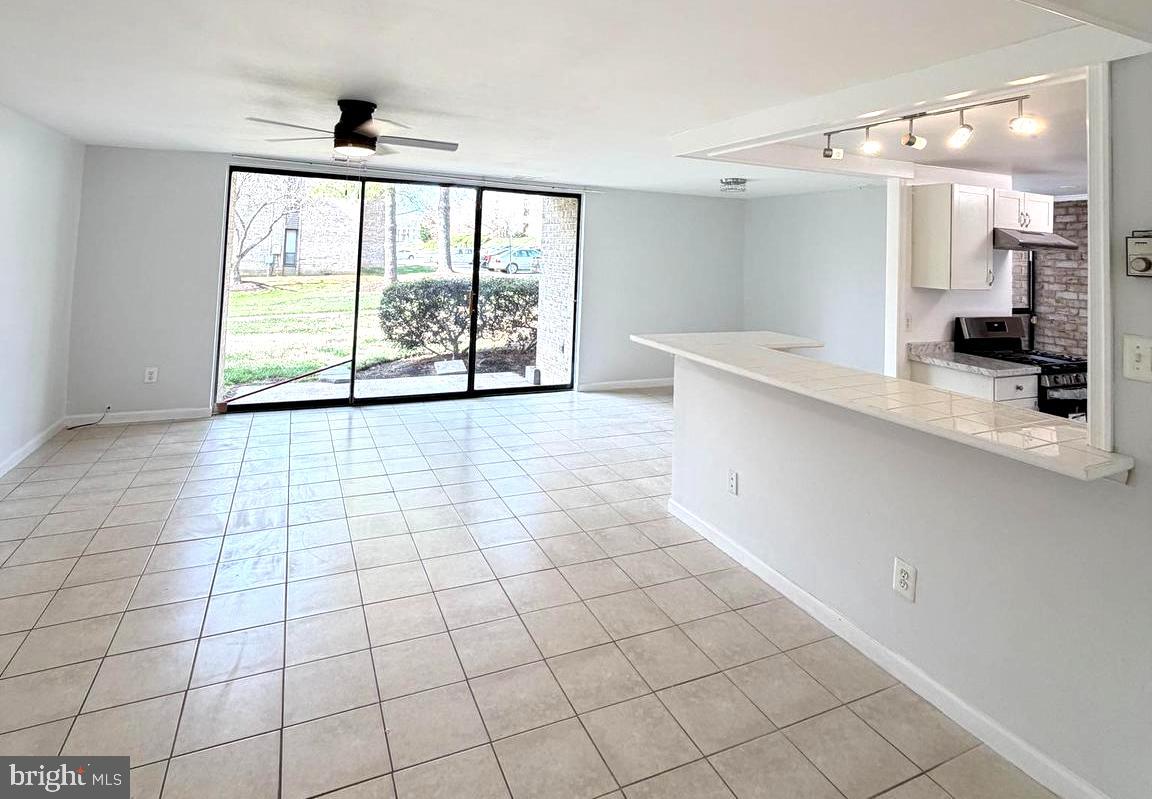 HUNTLEY SQUARE CONDOMINIUMS - Residential