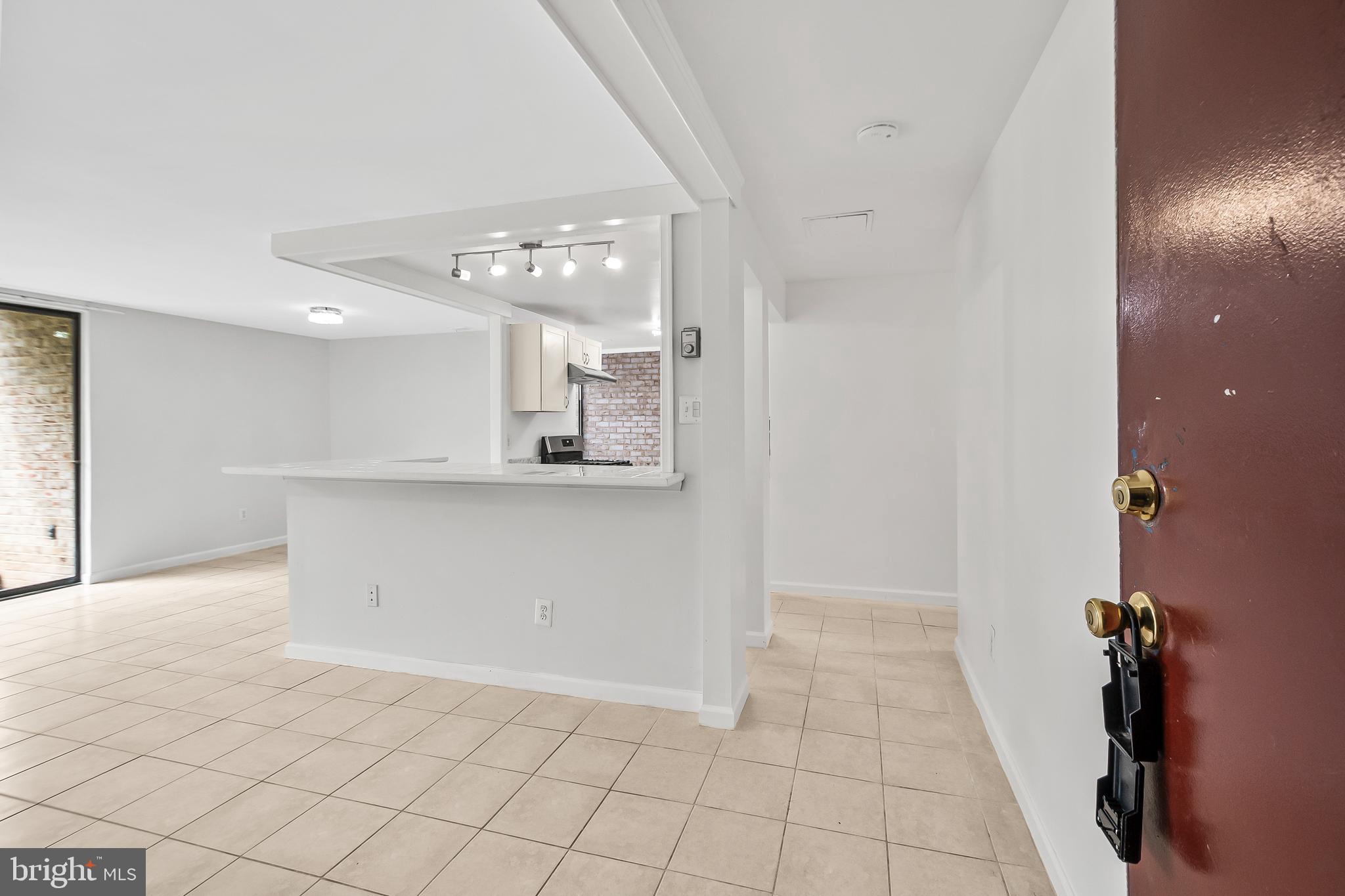 HUNTLEY SQUARE CONDOMINIUMS - Residential