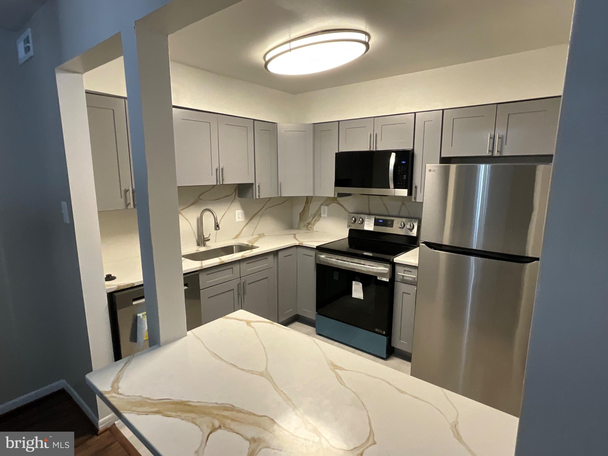 TREETOP CONDO - Residential