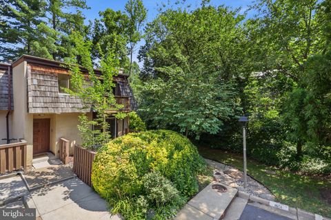 Photo of 1651 Valencia Way, RESTON, VA 20190 (MLS # VAFX2326158)