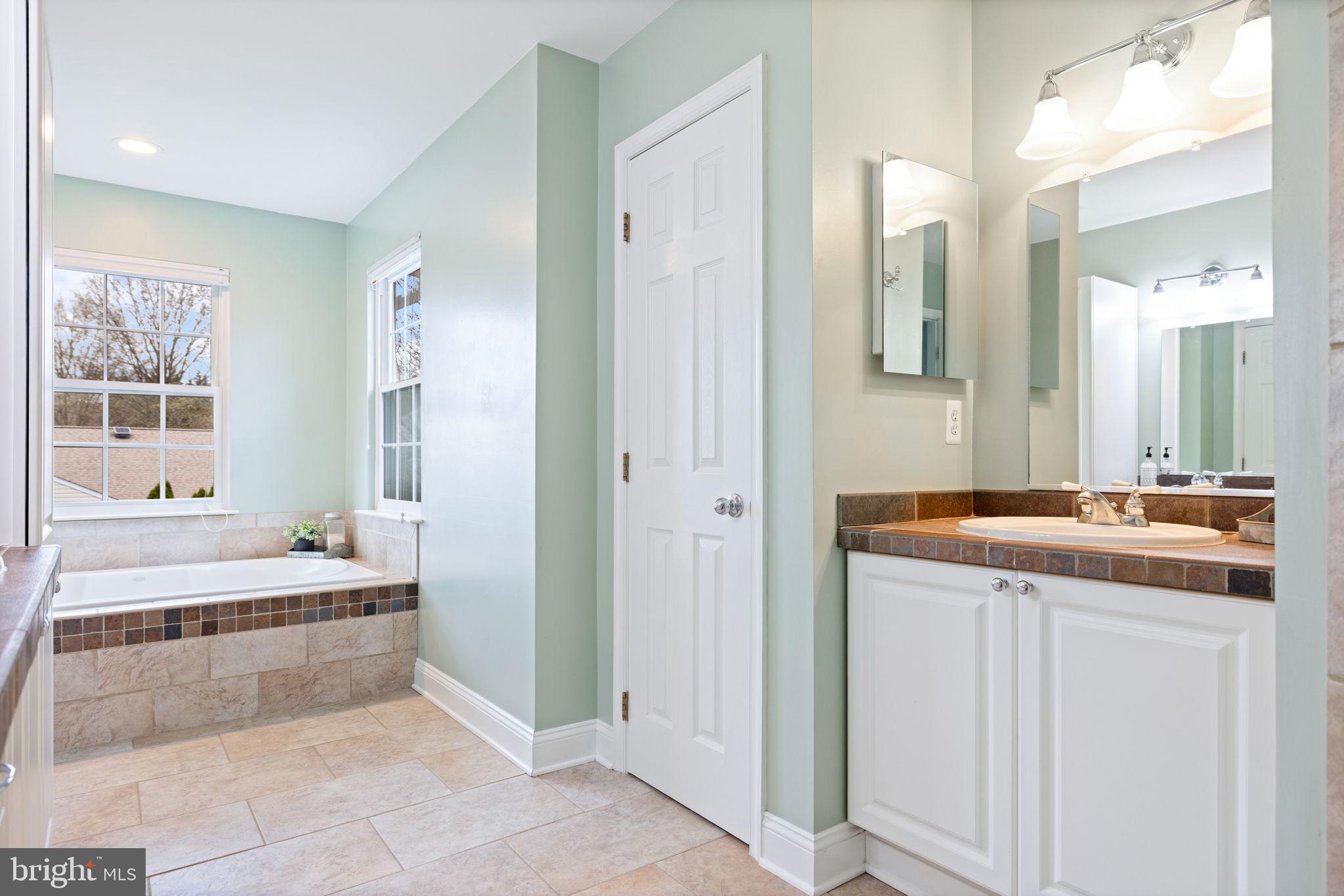 ROUND HILL - Residential