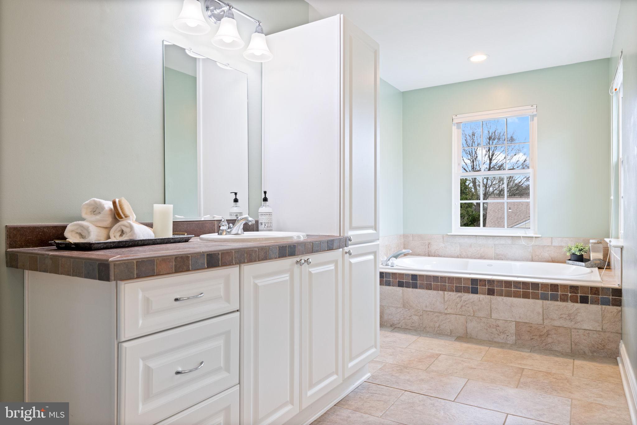 ROUND HILL - Residential