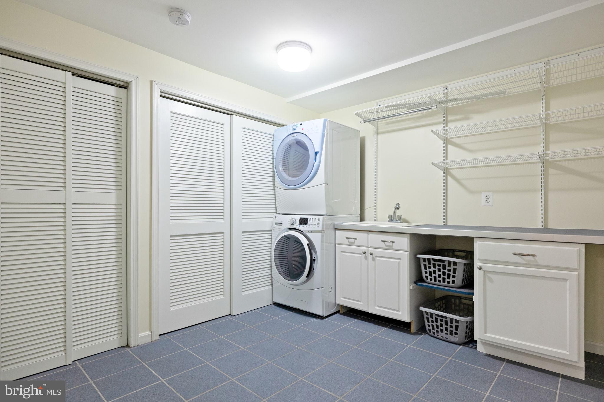 ROUND HILL - Residential