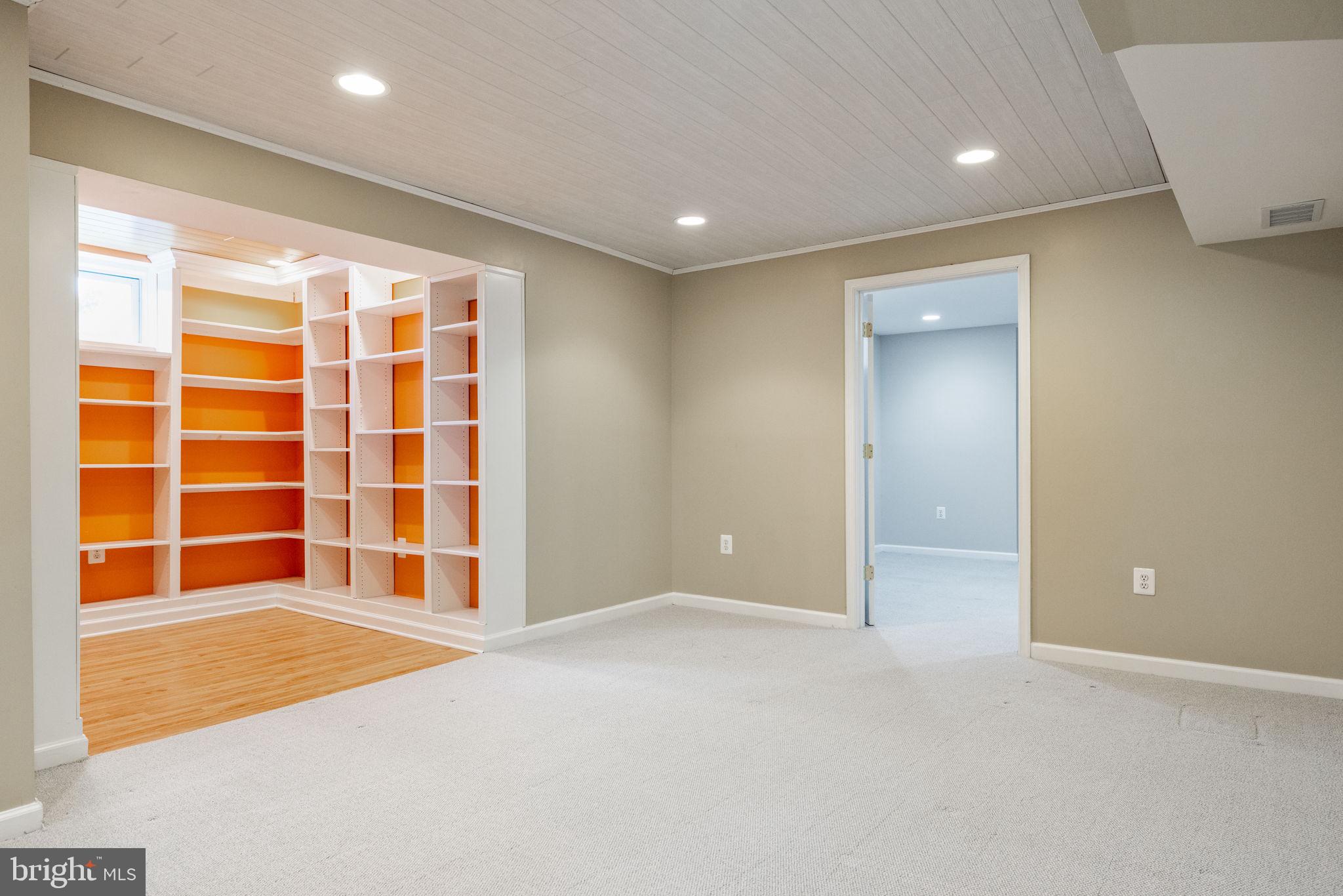 ROUND HILL - Residential