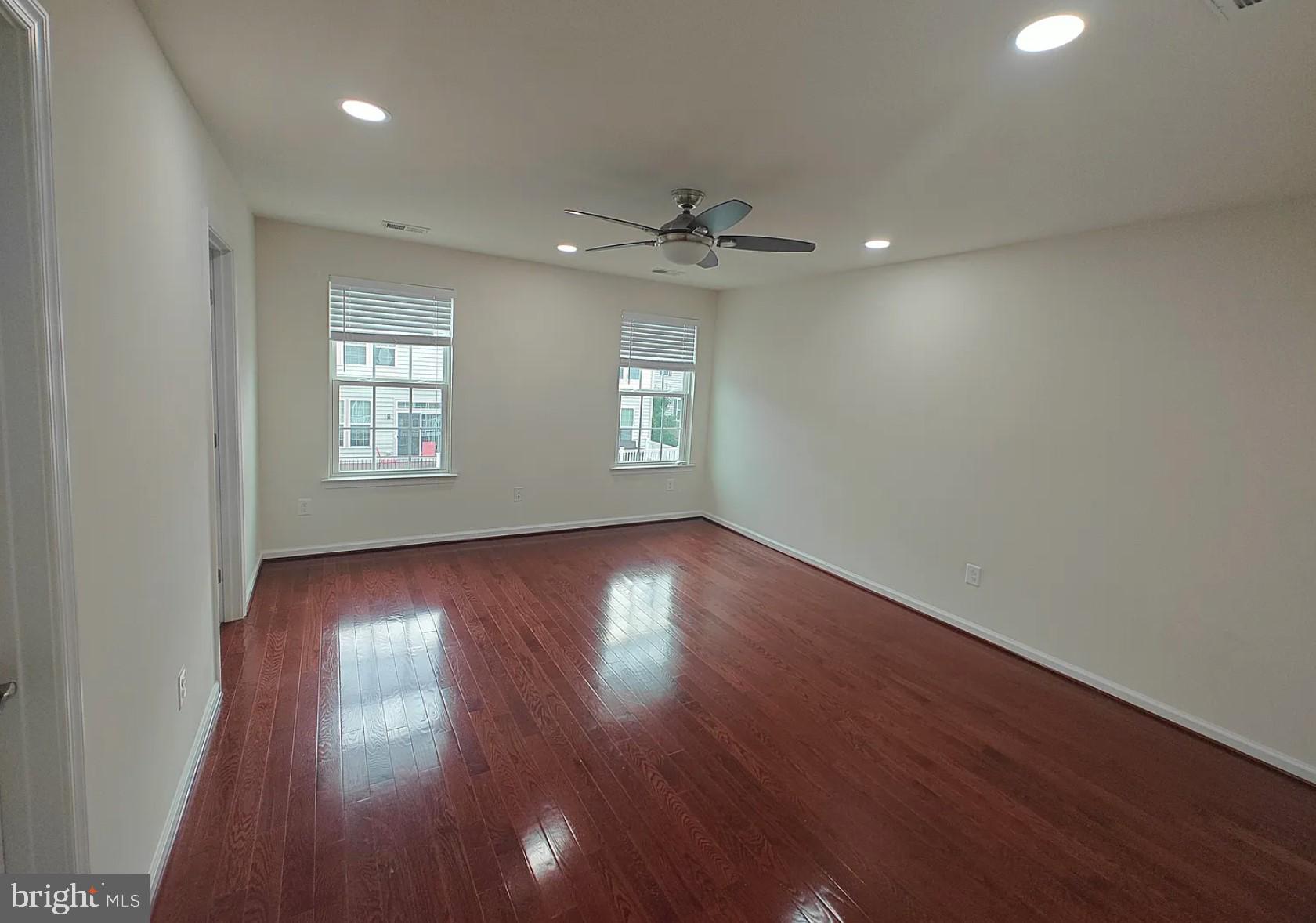 LOUDOUN CROSSING - Residential Lease