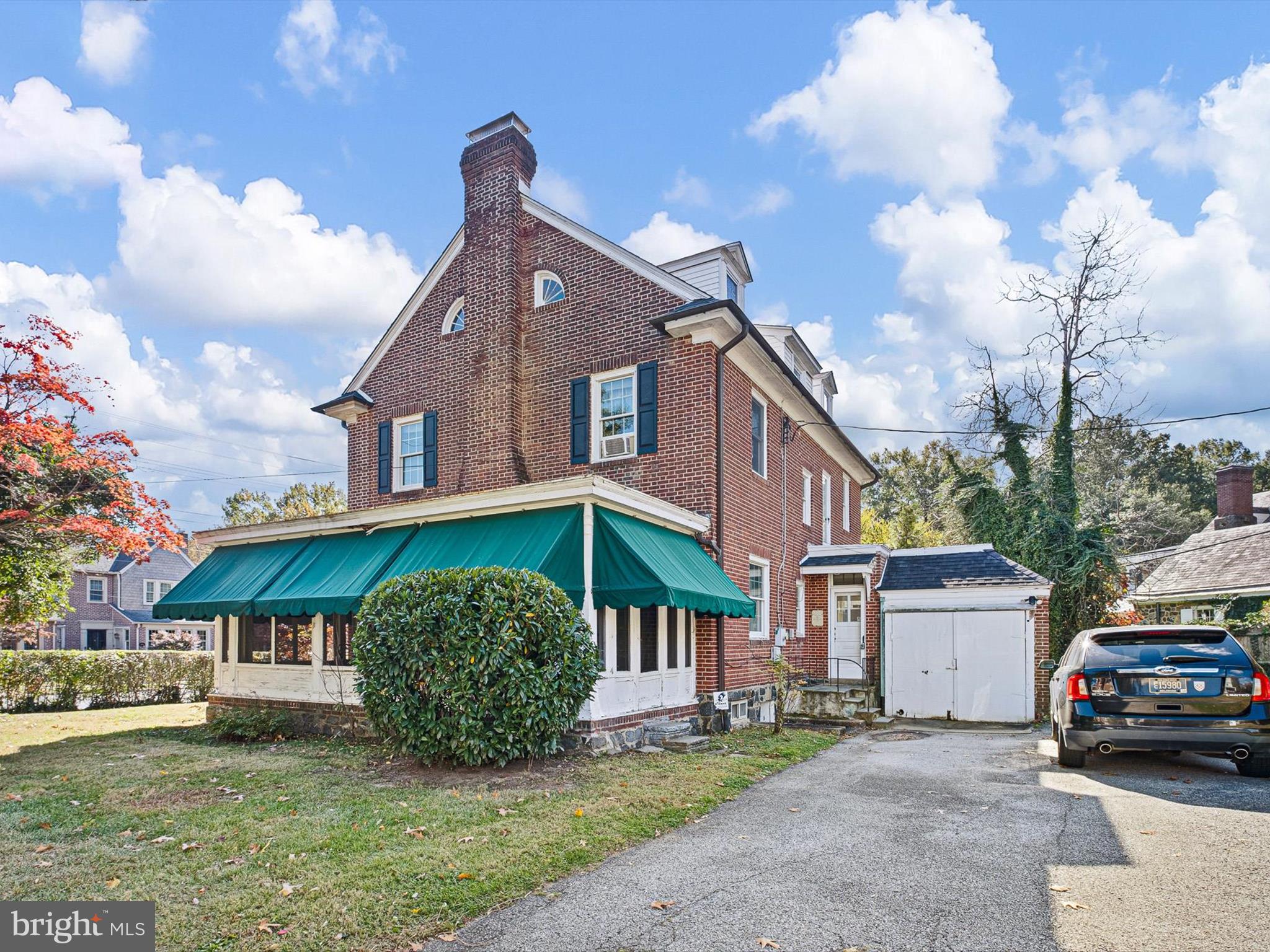 1105 WOODLAWN AVENUE