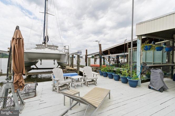 36 SHORE DRIVE BOATHOUSE