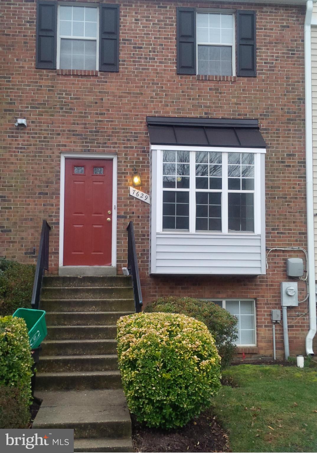 Don't miss this charming and spacious townhouse featuring a cozy fireplace in the large living room – perfect for relaxing evenings. Enjoy meals in the table-space kitchen or entertain on the private deck just off the dining area. Upstairs offers three generously sized bedrooms with ample closet space. Step outside to a fully fenced backyard offering privacy and space for outdoor enjoyment.
Conveniently located near public transportation, shopping, and other local amenities. This home is priced to rent quickly – schedule your showing today before it's gone!