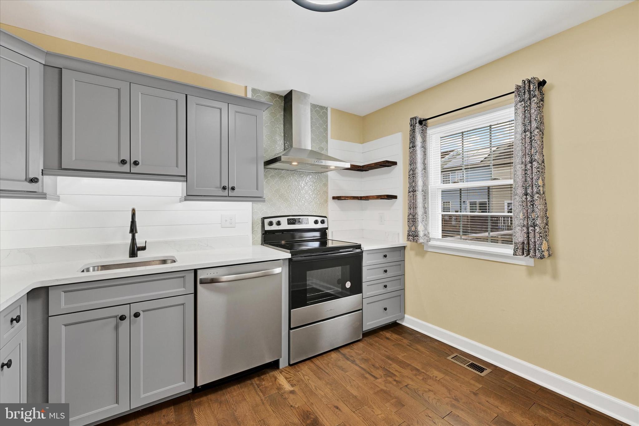 WOODSDALE MANOR - Residential