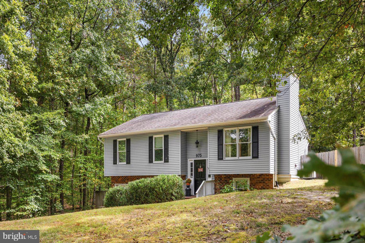 975 SWAN LANE