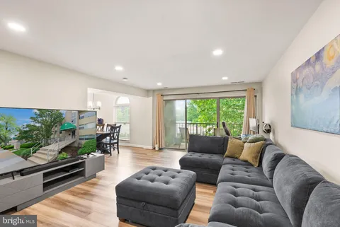 7 Canterbury Square Unit 401, Alexandria, VA MLS: VAAX2045330