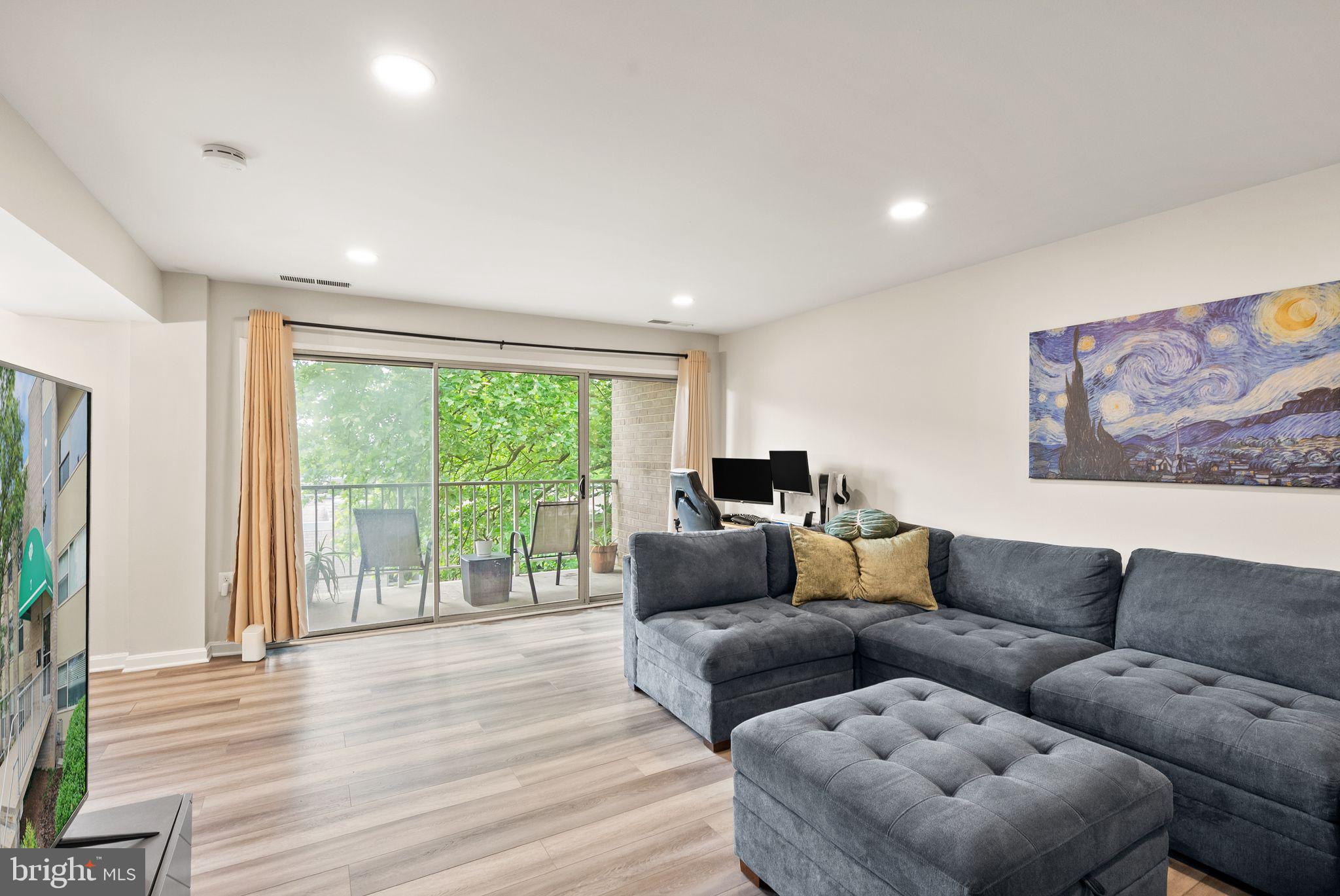7 CANTERBURY SQUARE 401