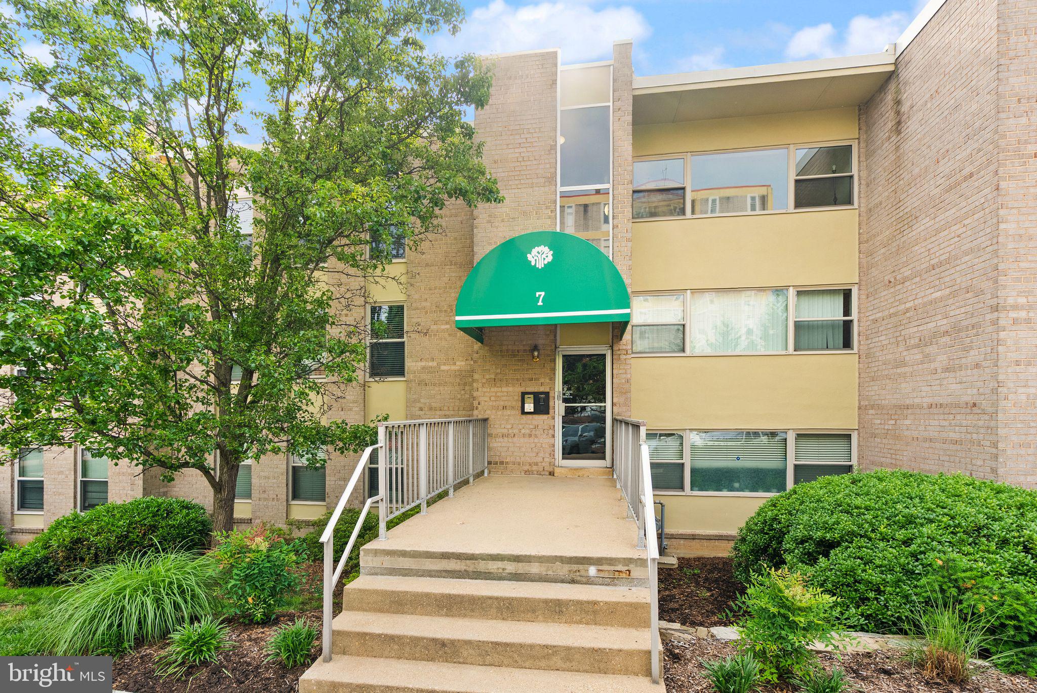 7 CANTERBURY SQUARE 401