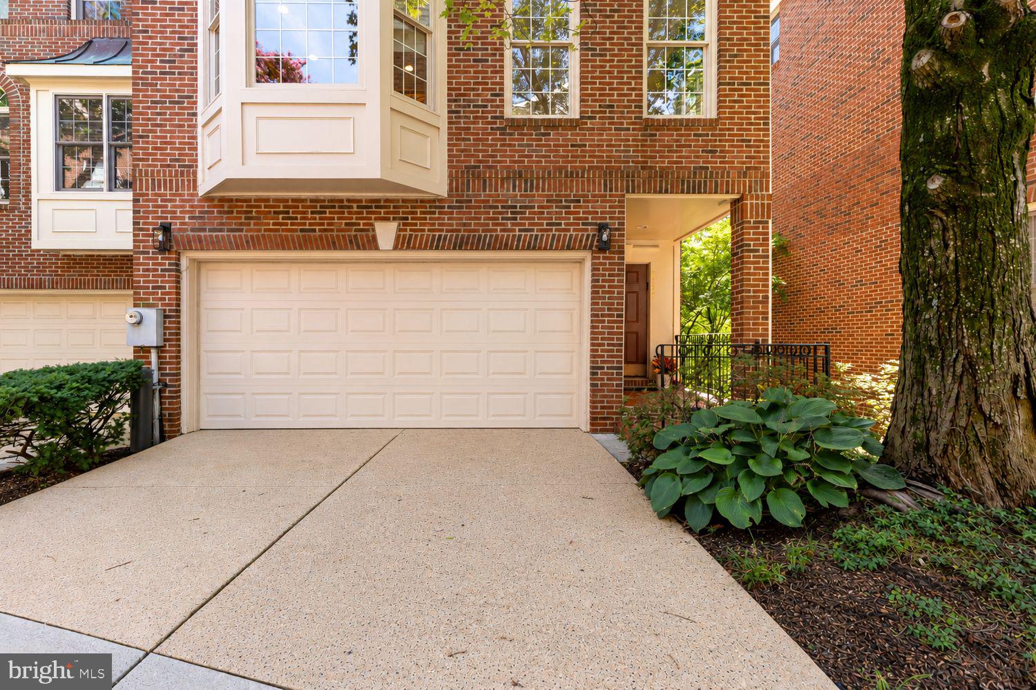 2527 GADSBY PLACE