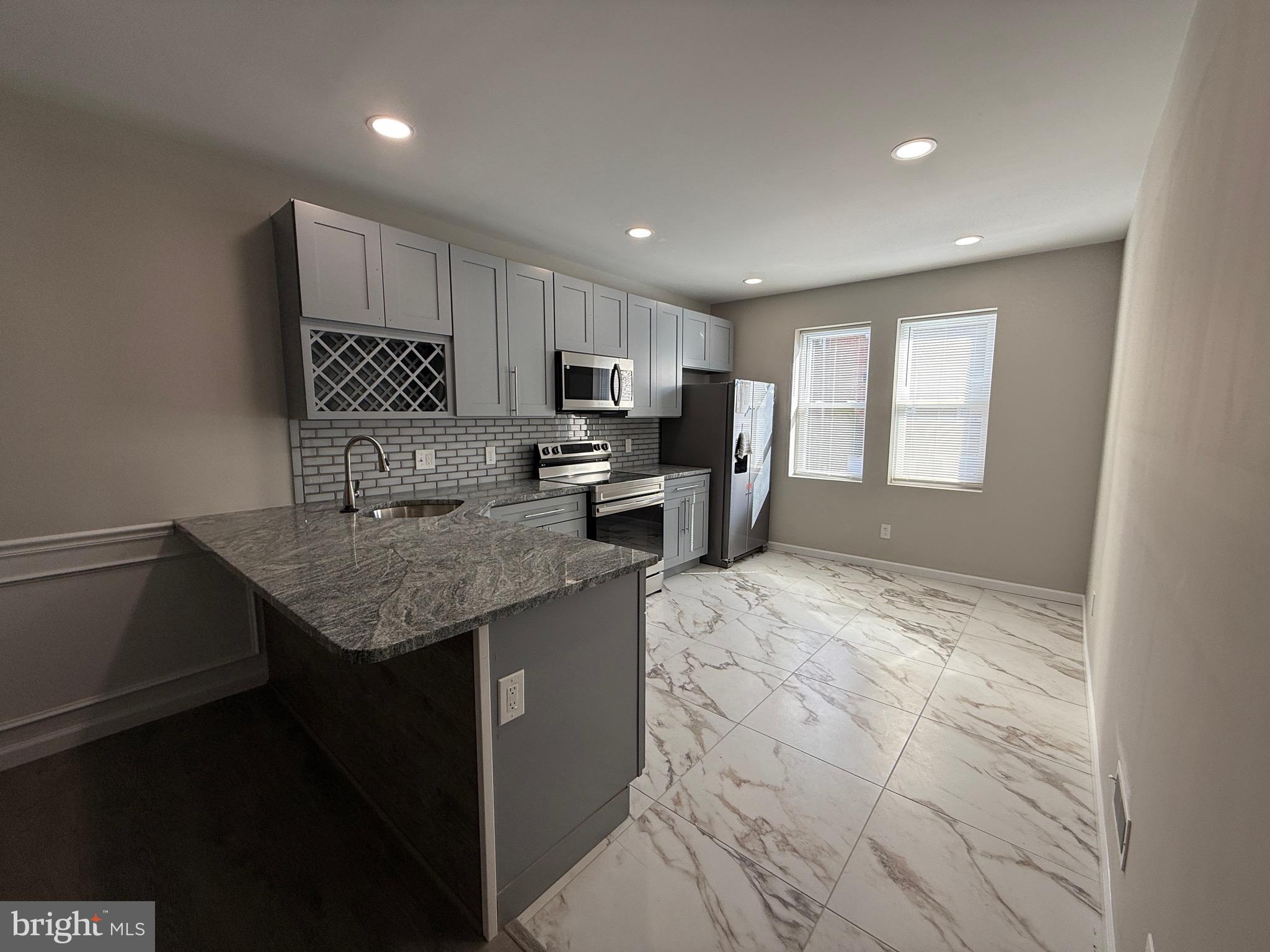 1628 E WASHINGTON LANE