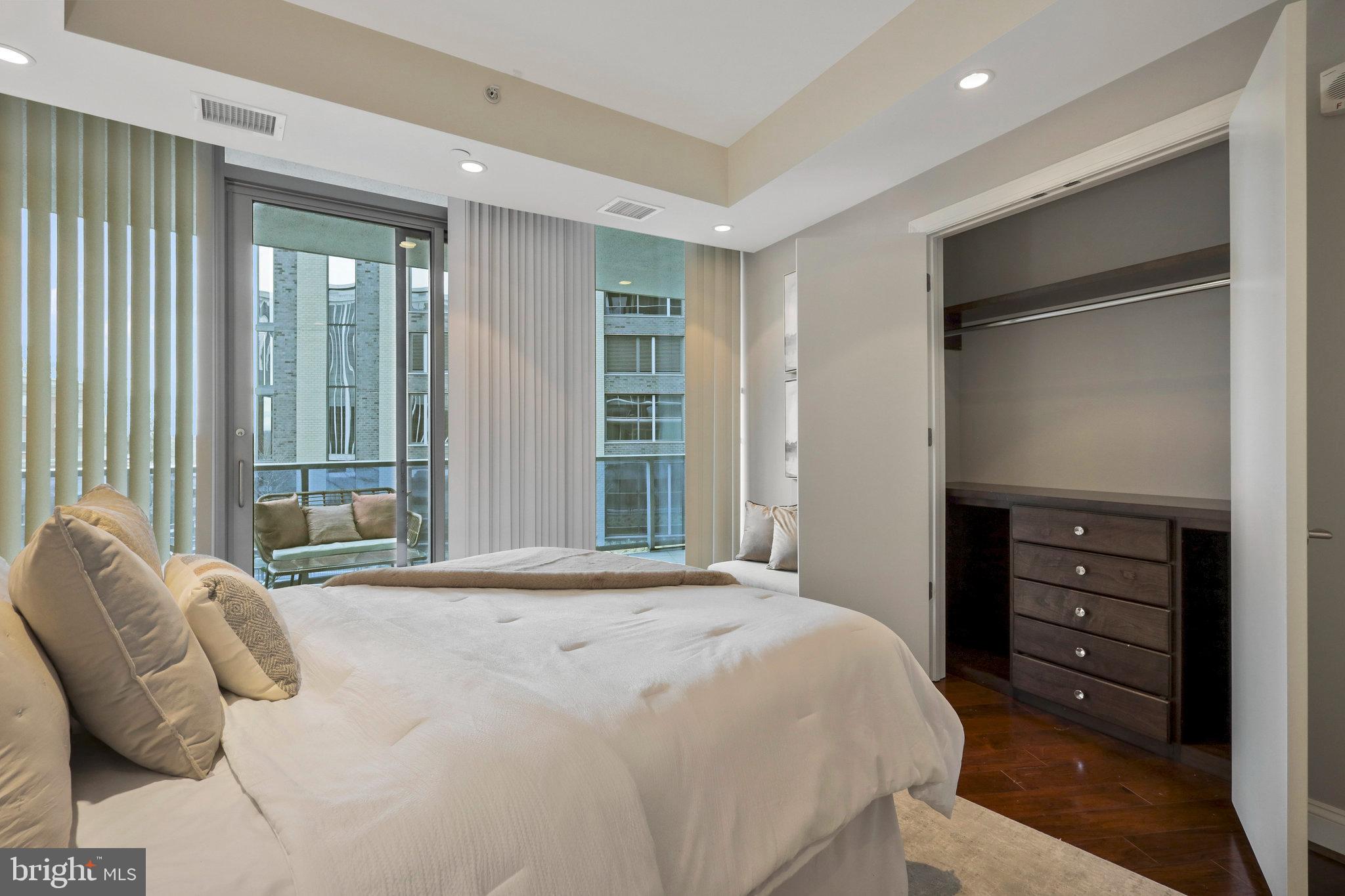 TURNBERRY TOWER - Residential