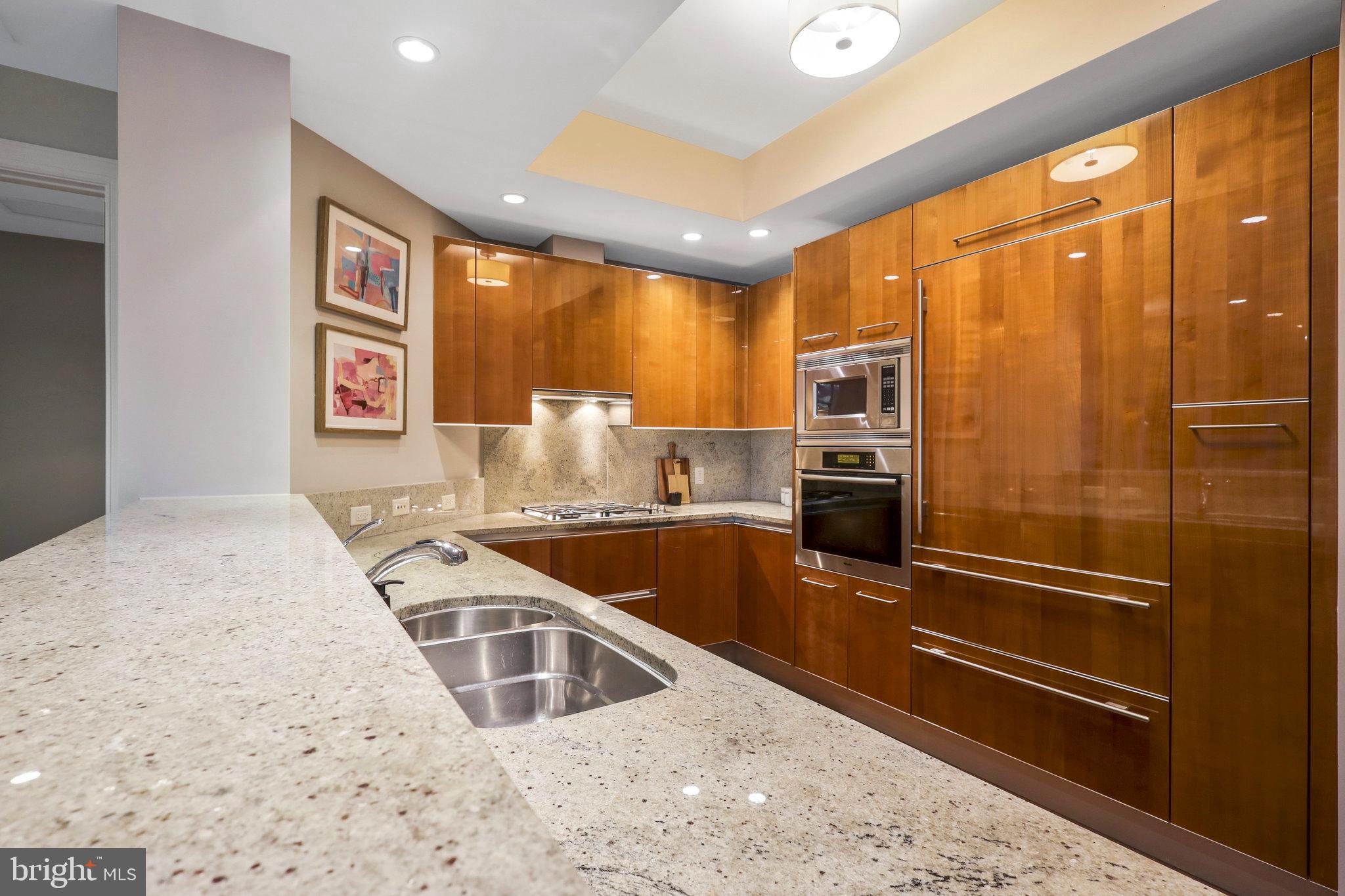 TURNBERRY TOWER - Residential