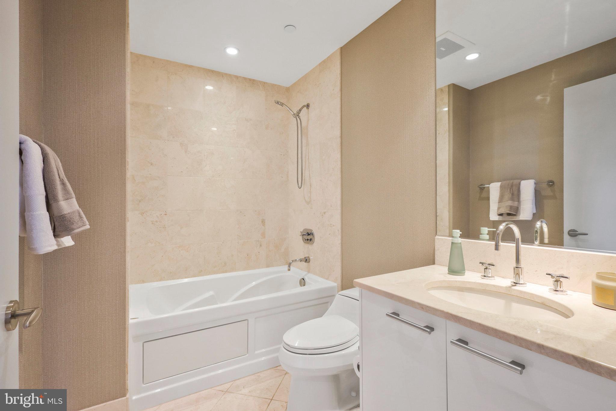 TURNBERRY TOWER - Residential