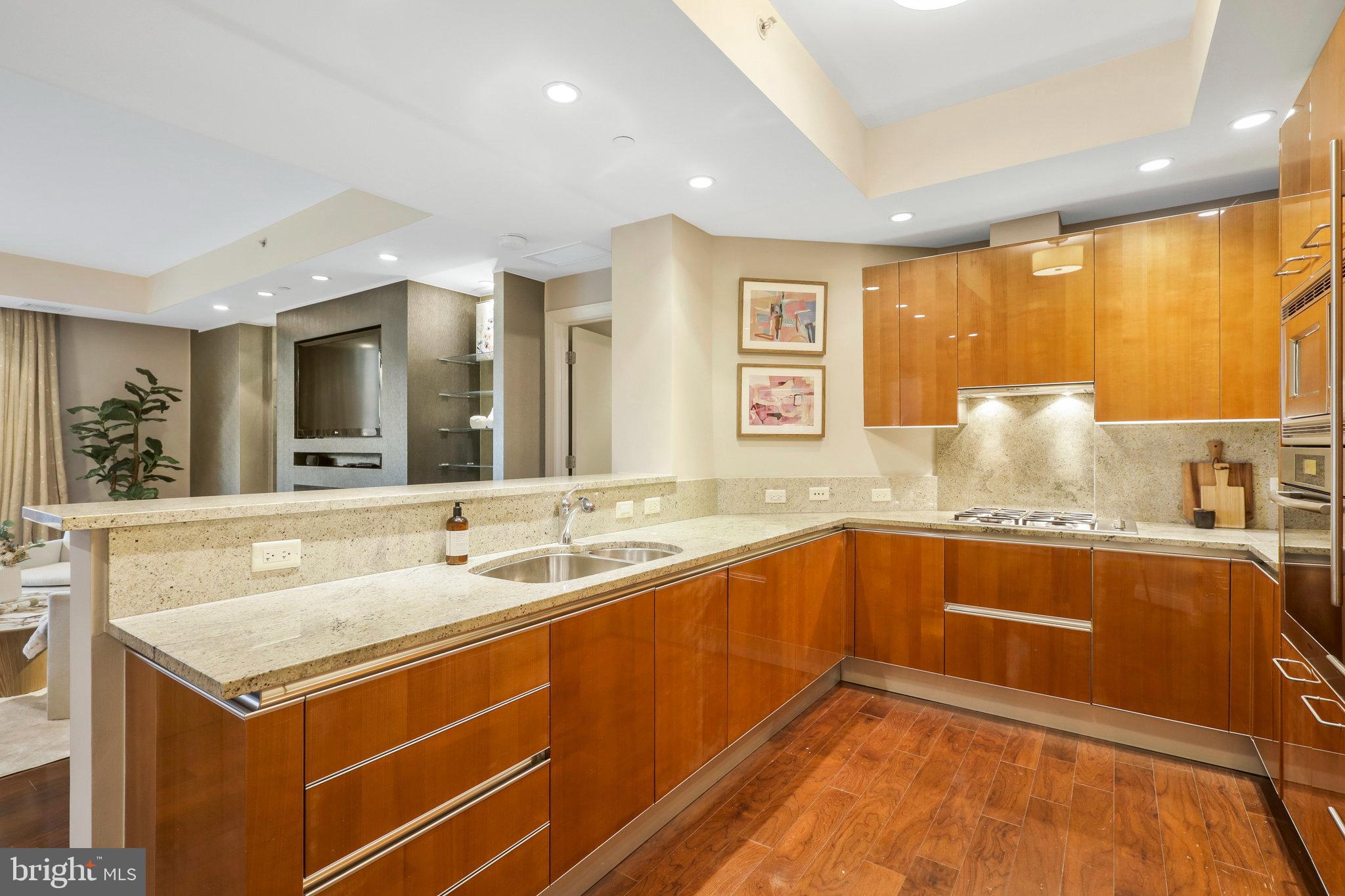 TURNBERRY TOWER - Residential