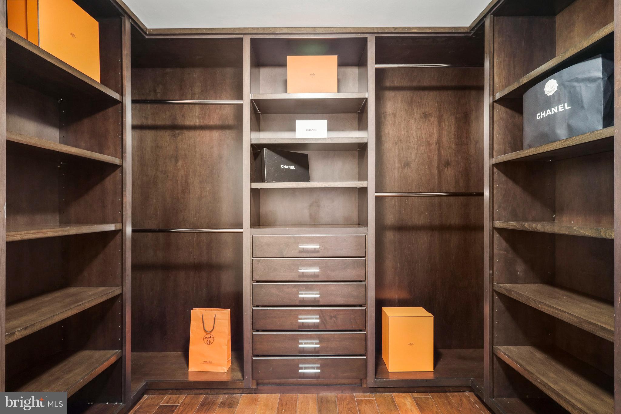 TURNBERRY TOWER - Residential