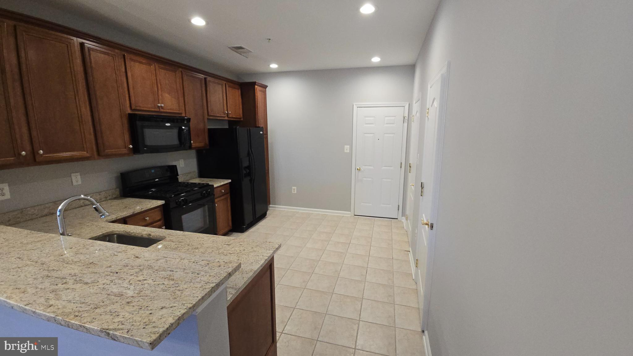 TOWNES CONDOMINIUMS - Residential Lease