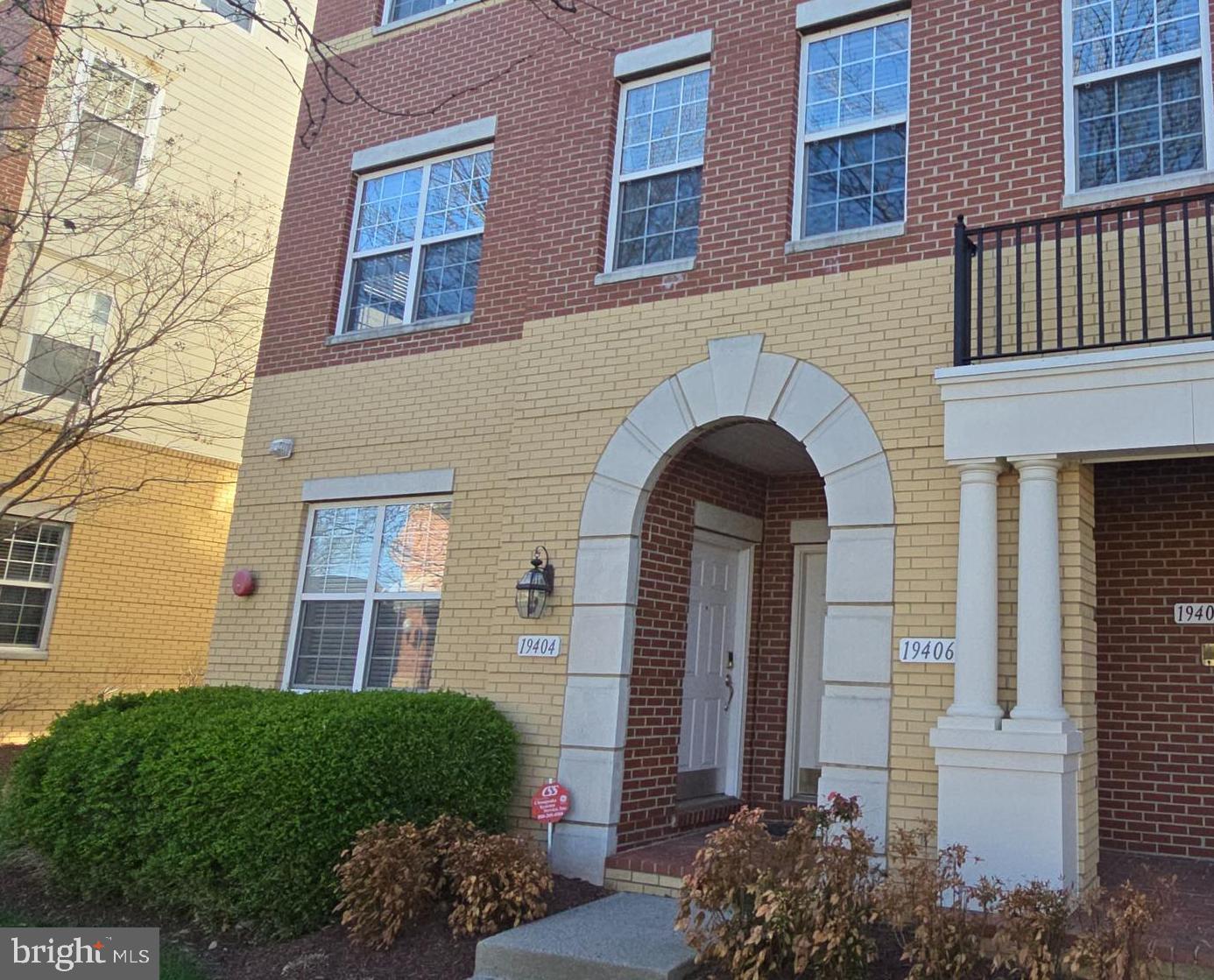 TOWNES CONDOMINIUMS - Residential Lease