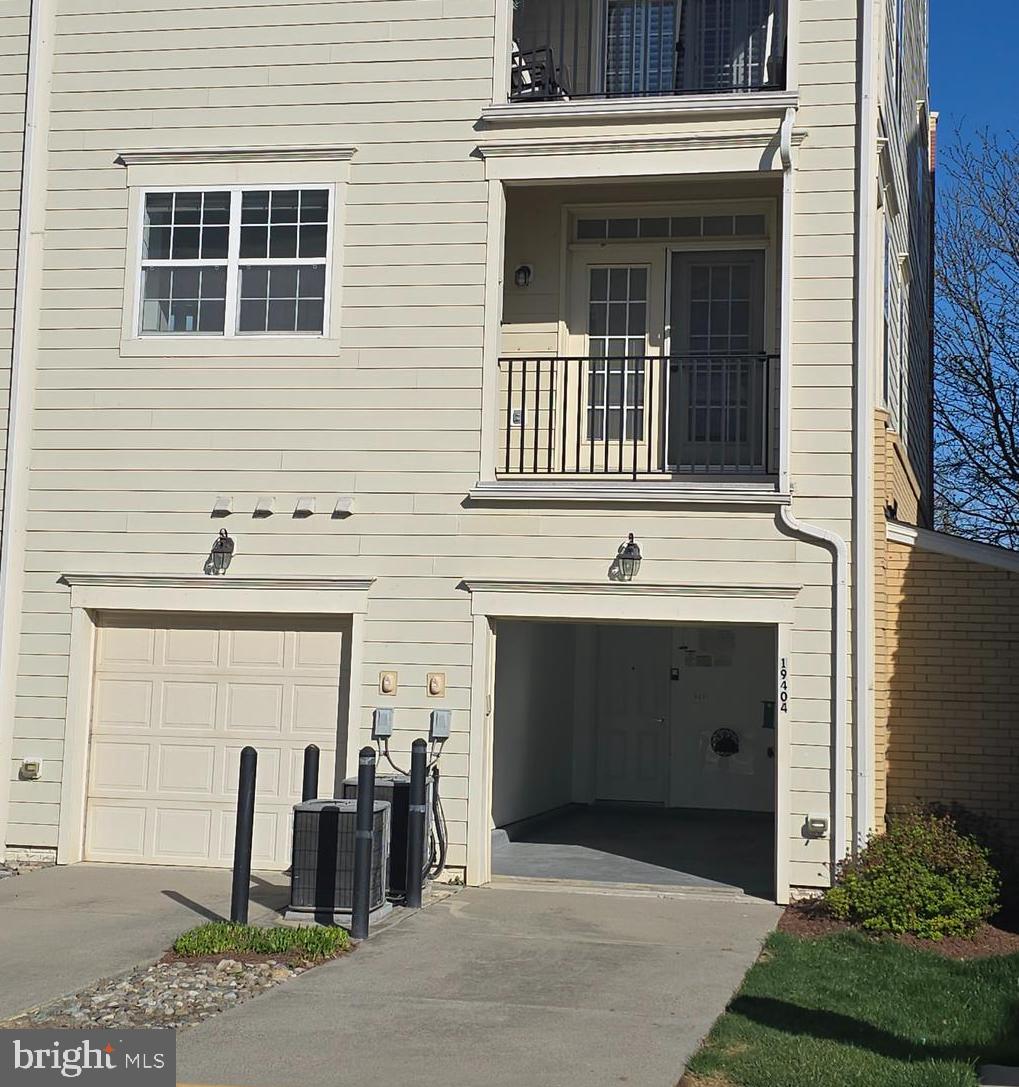 TOWNES CONDOMINIUMS - Residential Lease