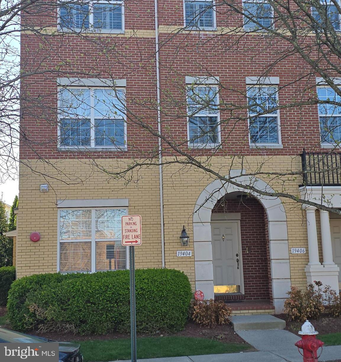 TOWNES CONDOMINIUMS - Residential Lease