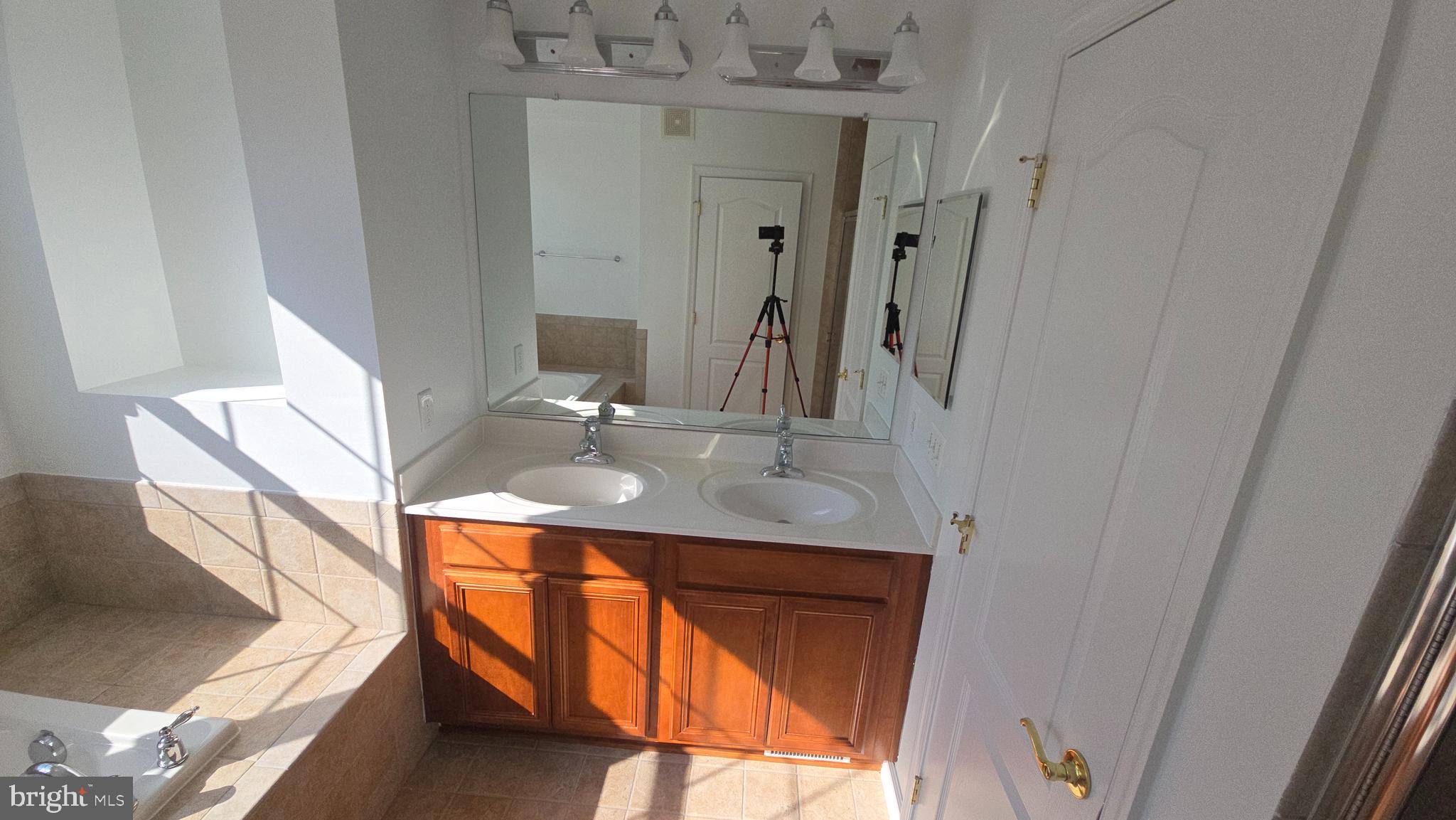 TOWNES CONDOMINIUMS - Residential Lease