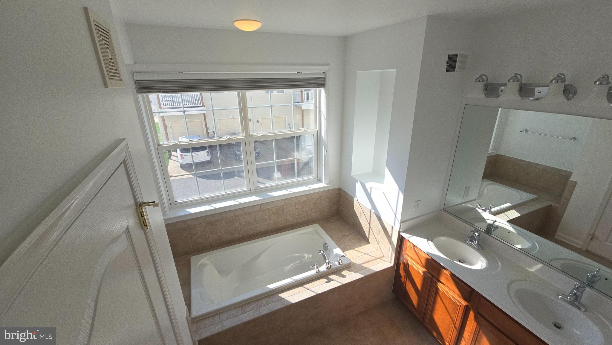 TOWNES CONDOMINIUMS - Residential Lease