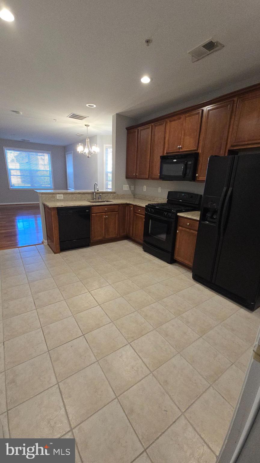 TOWNES CONDOMINIUMS - Residential Lease