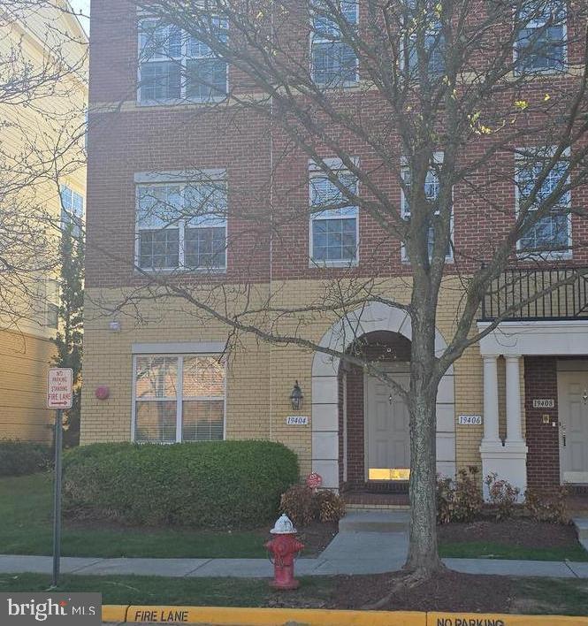 TOWNES CONDOMINIUMS - Residential Lease