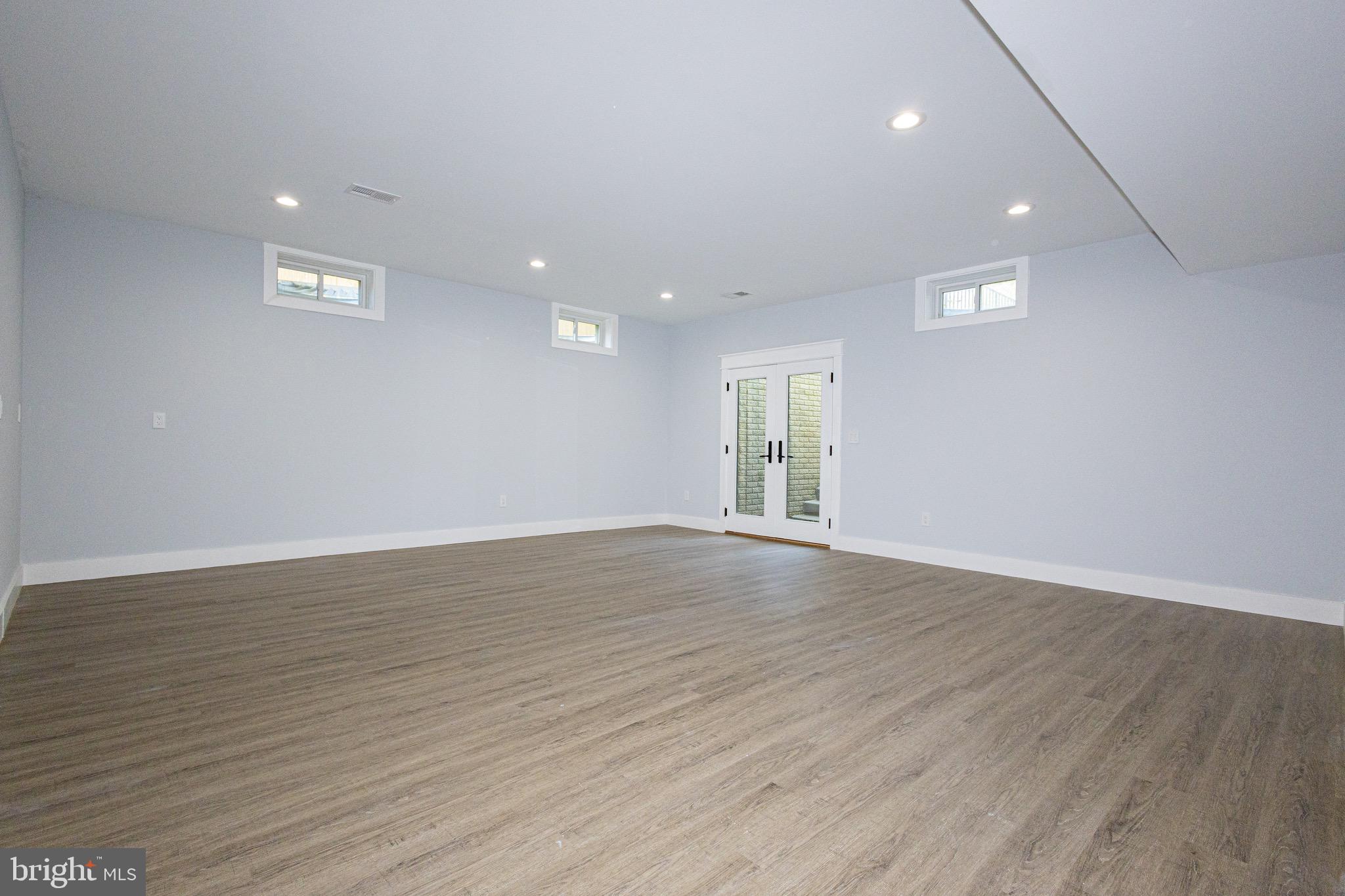 VIENNA WOODS - Residential