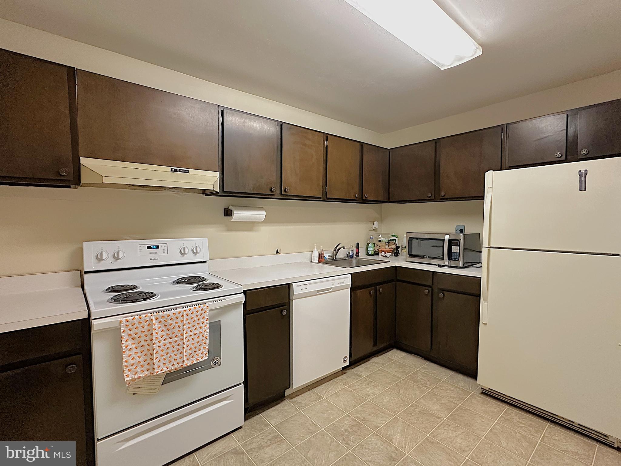 MOORES MILL MANOR - Residential