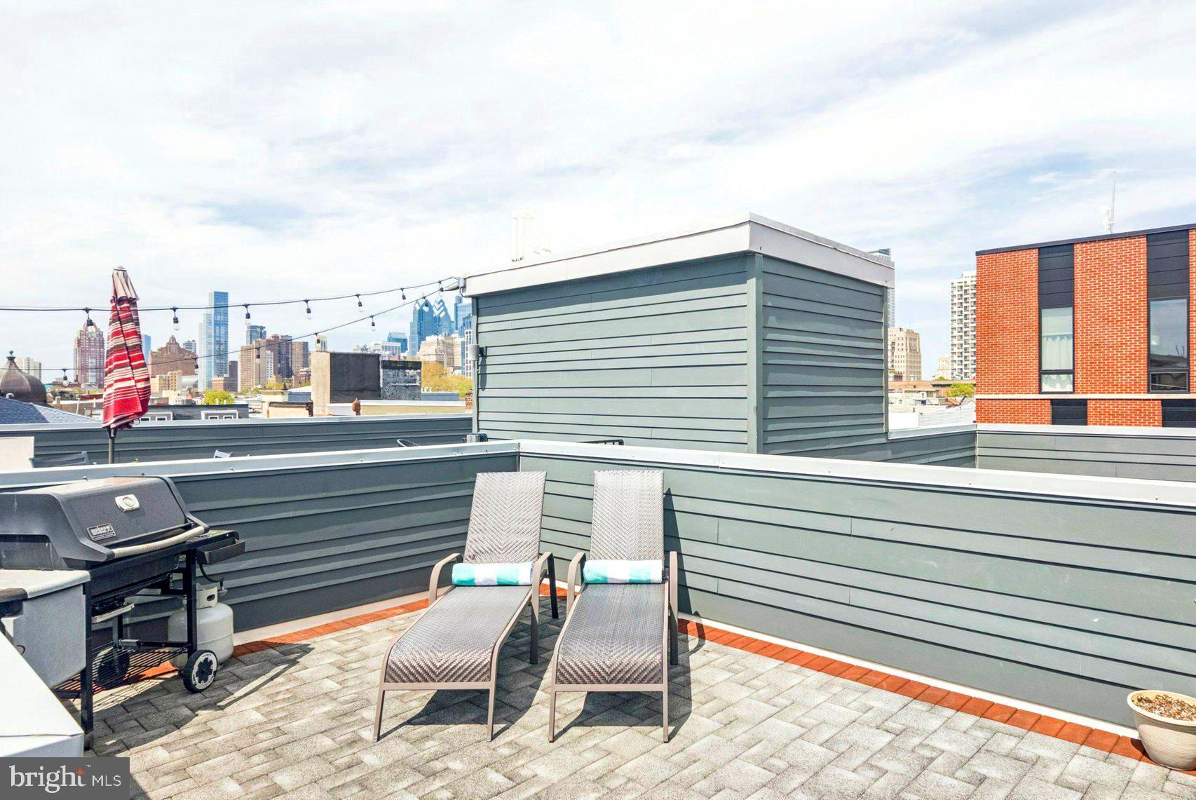 QUEEN VILLAGE - Residential